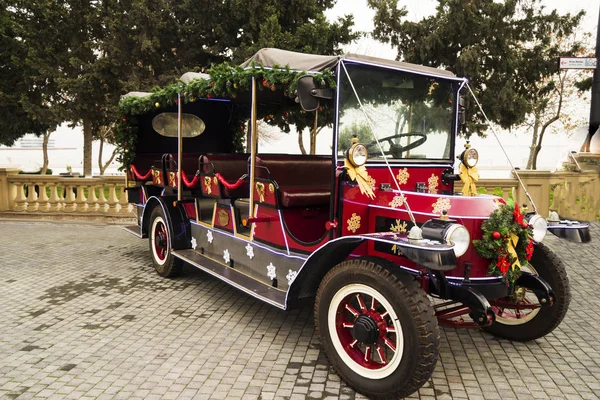 Old Red Walking Car Bus Decorated Christmas Toys Park — ストック写真