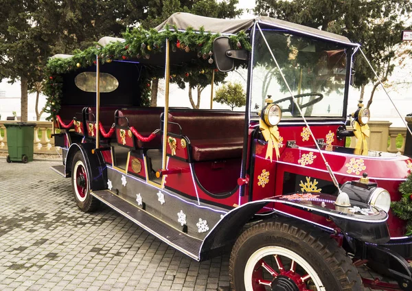 Viejo, coche a pie rojo, autobús decorado con juguetes de Navidad está en el parque — Foto de Stock