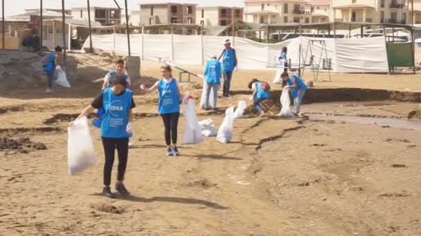 Baku Azerbaijan Septiembre 2018 Grupo Jóvenes Estudiantes Que Ayudan Mutuamente — Vídeo de stock