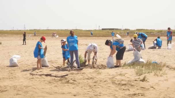 Baku Azerbaijan Septiembre 2018 Grupo Jóvenes Estudiantes Que Ayudan Mutuamente — Vídeo de stock