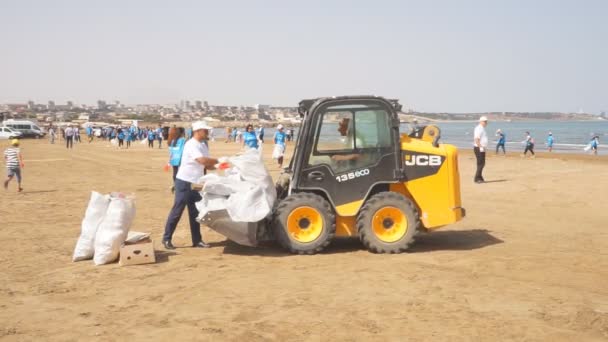 Baku Azerbaijan September 2018 Penggerak Mobil Mengumpulkan Sampah Pantai Perlindungan — Stok Video