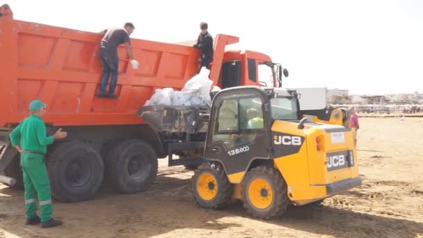 Баку Азербайджан Вересня 2018 Навантажити Сміття Вантажівці Чистою Природоохоронною Охороною — стокове відео