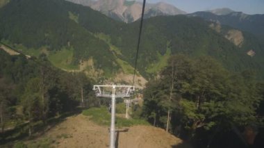 Erkek parmaklar klavyenin tuşlarına basar. Şifre girişi. konsept bilgisayar oyunları, hacker, bilgi koruması, darknet.