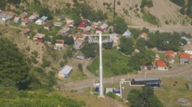 Genç bir adam dizüstü bilgisayarında yazı yazıyor, kulaklıklardan müzik eşliğinde başını sallıyor.