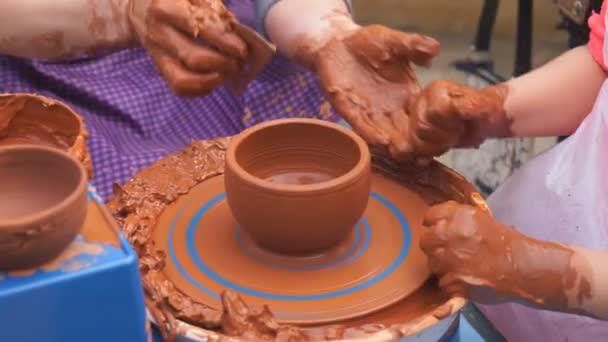 Hands Potter Teaches Child How Make Pots Concept Transfer Experience — Stock Video