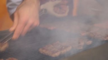 Üstünde tepe-in kömür şiş üzerinde domuz barbekü ızgara pişirme işlemi sonunda. Izgara et parçaları geri kalan döneminde kızartma. Kebap et arka plan.