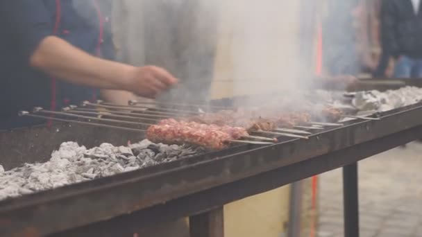 炭の上に串に豚バーベキュー グリル調理プロセスの終わりに 残りの間に肉のグリル部分を揚げます ケバブ肉背景 — ストック動画