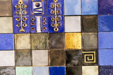 Doku ve arka plan desenleri ile soyut renkli tuğla duvar.