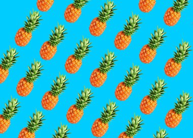 Renkli meyve taze ananas üzerinde mavi arka plan belirleme. Üstten görünüm. Düz yatıyordu. Yaz arka plan