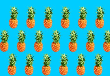 Renkli meyve taze ananas üzerinde mavi arka plan belirleme. Üstten görünüm. Düz yatıyordu. Yaz arka plan.