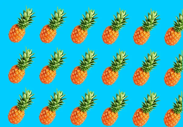 Zestaw kolorowych owoców wzór świeży ananas na niebieskim tle. Widok z góry. Leżał z płaskim. Lato na tle — Zdjęcie stockowe