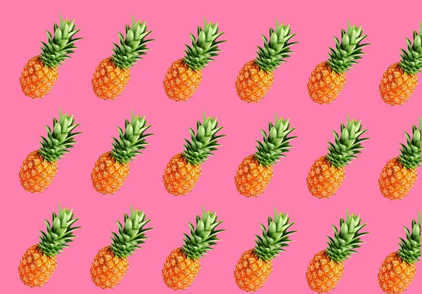 Ananas na tle czerwony kolor pastelowy. Koncepcje lato natura i wakacje — Zdjęcie stockowe