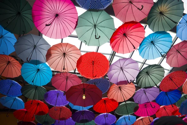 Esernyő lóg a plafonról I egy török bevásárlóközpont — Stock Fotó