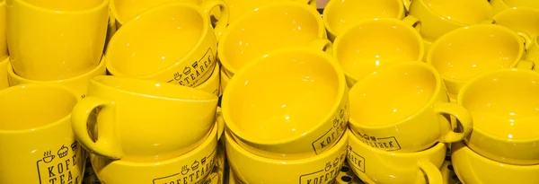 Ensemble Tasses Café Jaunes Vides Sur Bar — Photo