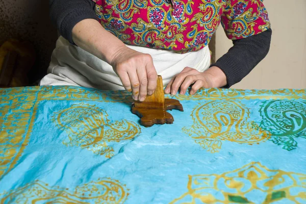 Female Master Puts Drawings Kalagayi Oriental Turkish Silk Scarves — Stock Photo, Image