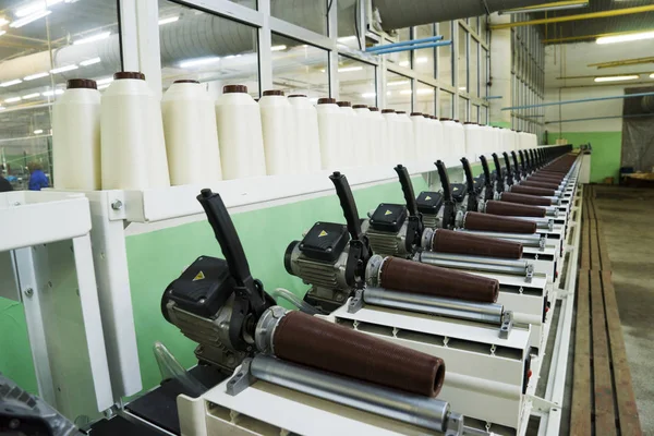 工厂织机上的白丝线 — 图库照片