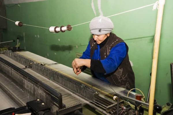 Baku Azerbajdzsán Február Női Munkaerő Aki Textilipar Színes Selyemfonalának Előállításához — Stock Fotó