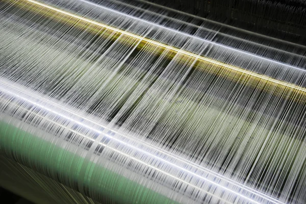 工場の織機には白い絹の糸が — ストック写真