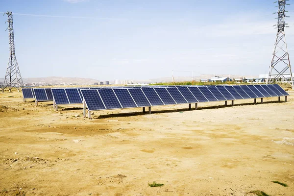 Güneşli gökyüzü olan güneş panelleri. Mavi güneş panelleri. yenilenebilir enerji için fotovoltaik modüllerin arkaplanı.