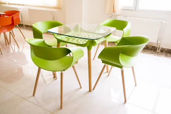 Fragmento Café Interior Con Brillantes Mesas Rojas Verdes Sillas Plástico —  Fotos de Stock