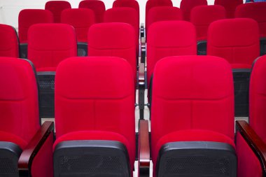 Kırmızı koltuk boş tiyatro ve opera.