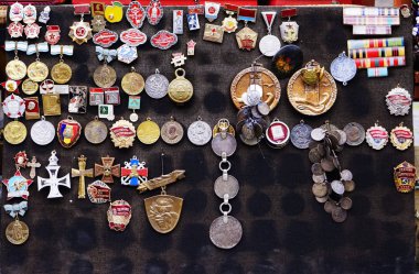 Moskova, Rusya - 2 Mayıs 2017: Pazarda SSCB 'nin emirleri, madalyaları ve rozetleri. Geçmiş çağın hediye sembolleri..