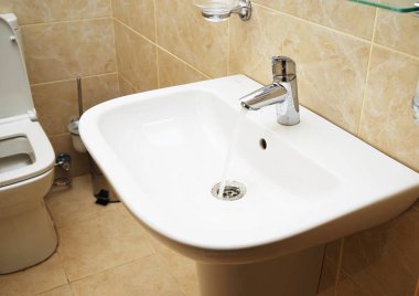 Spa salonunda beyaz lavabo ve havlu. banyo.