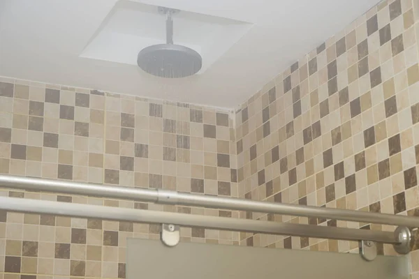 Szczegóły Nowoczesnego Prysznica Sufitowego Łazience — Zdjęcie stockowe