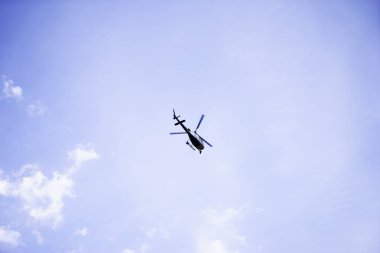 mavi bulutlu gökyüzü uçan helikopter.