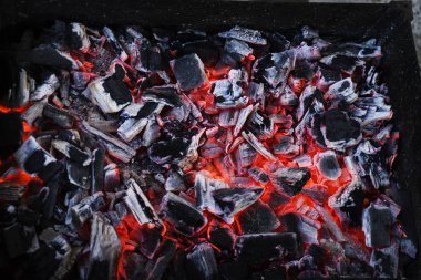 Yanan siyah kömürleri. Barbeküdeki küller.