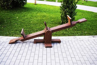 Tahta bebek parkta çok yakın sallanıyor.