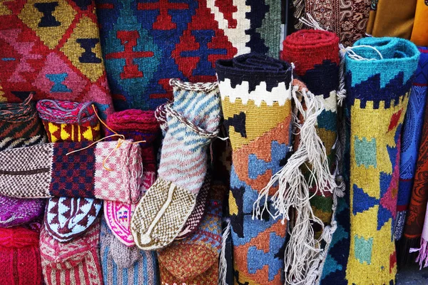 Birçok Türk Kilim Katlanmış Dükkanda Yığılmış Kazıklı Halı Atış Kapatın — Stok fotoğraf