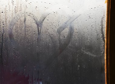 Sonbahar yağmur, terli cam - sevgi ve kalp üzerinde yazıt.