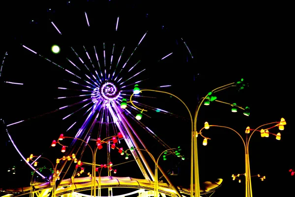 Iluminación noria por la noche en el famoso parque de atracciones temático Prater — Foto de Stock