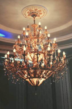 güzel kristal bir avize sarkacak Close-Up.