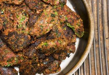 Gaz üstünde demir bir tavada ceviz pirzolası, elektrikli soba. Sağlıklı yemek. Vejetaryen diyeti.