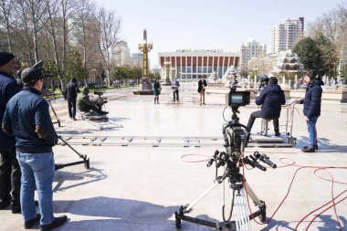 Bakü, Azerbaycan, 10 Mayıs 2018: Kameraman şehir parkında canlı konser veriyor