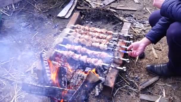 猪肉烧烤在烤架上的顶部的木炭烧烤在烹饪过程结束 在休息时煎烤肉片 烤肉串背景 — 图库视频影像
