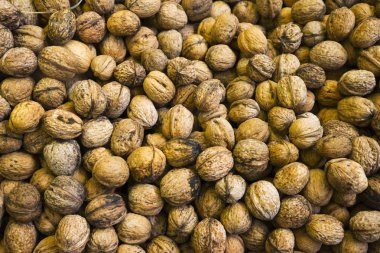 Pazar ve arka planda soyulmamış Yunan fıstıkları sergileniyor.