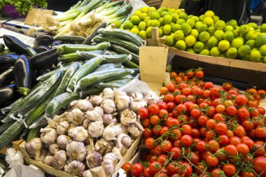 Farklı sebzeler ve meyveler, marketteki organik çiftlik manzarasından toplanmış. Sağlıklı beslenme, vejetaryen yemekleri, beslenme konsepti.