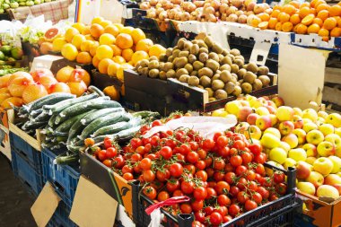 Farklı sebzeler ve meyveler, marketteki organik çiftlik manzarasından toplanmış. Sağlıklı beslenme, vejetaryen yemekleri, beslenme konsepti.
