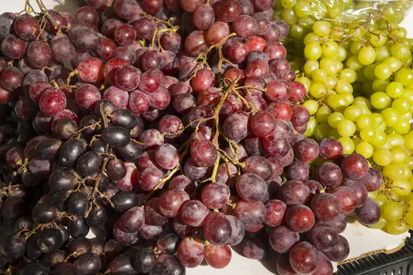 Zbiory Winogron Różowe Zielone Białe Różne Odmiany Winogron Zdrowa Dieta — Zdjęcie stockowe