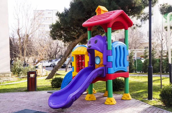 Um parque infantil, um controle deslizante localizado na areia — Fotografia de Stock