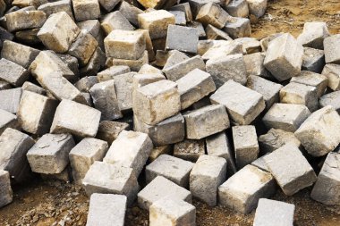 Gri bina tuğlaları sokakta..