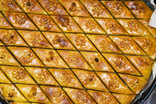 Oosterse, Turkse, Azerbeidzjaanse baklava snoepjes op tafel — Stockfoto