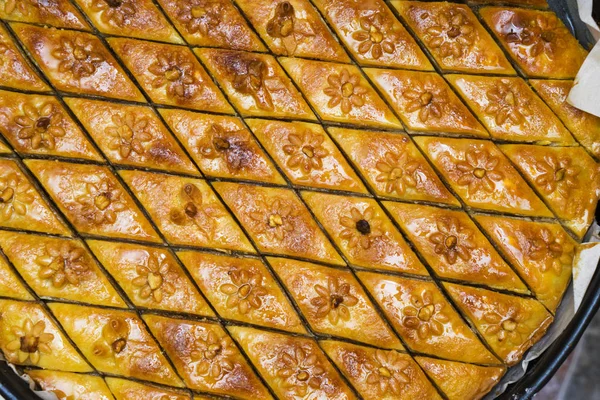 Oosterse, Turkse, Azerbeidzjaanse baklava snoepjes op tafel — Stockfoto