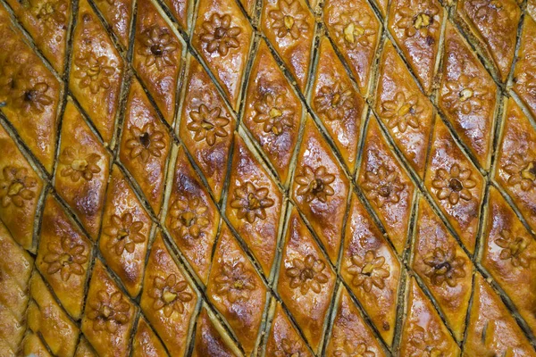 Oosterse, Turkse, Azerbeidzjaanse baklava snoepjes op tafel — Stockfoto