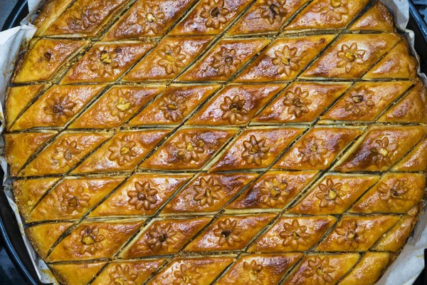 Oosterse, Turkse, Azerbeidzjaanse baklava snoepjes op tafel — Stockfoto
