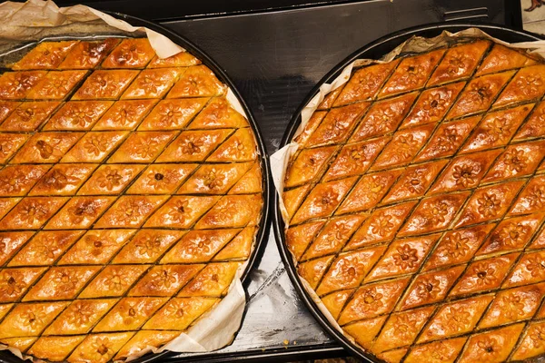 Oosterse, Turkse, Azerbeidzjaanse baklava snoepjes op tafel — Stockfoto