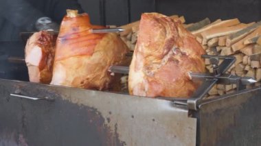İştah açıcı ızgara domuz etinin şiş. Kavrulmuş bacak üzerinde geleneksel Barbekü domuz eti. Domuz domuz eti sokak gıda bütün domuz knuckle üzerinde kömür ızgarada kavurma pişmiş bir ram hazırlanan.